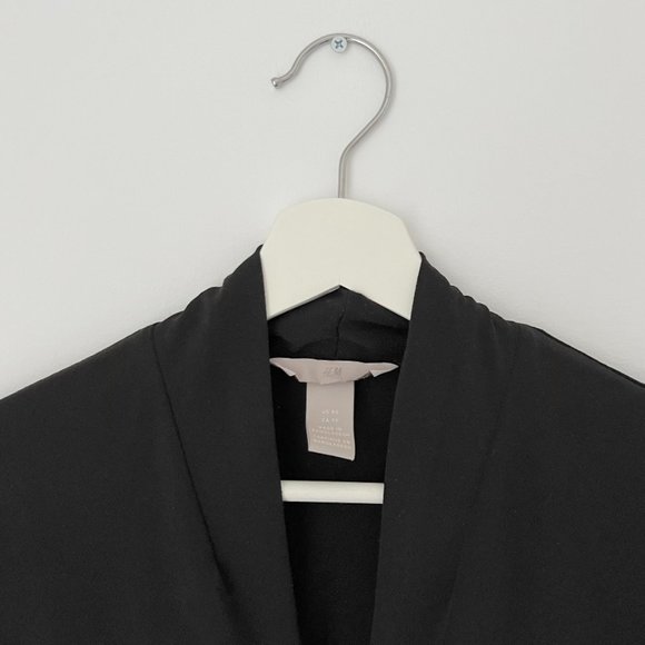 H&M - NWOT V-neck Top - Picture 5 of 6